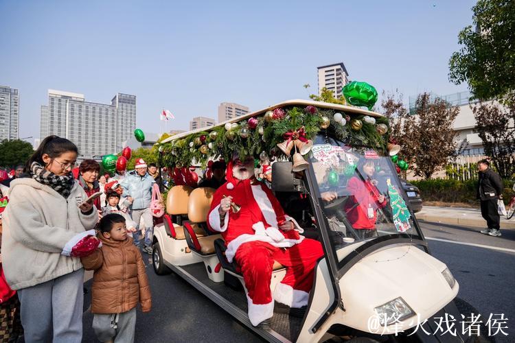 掘金球迷穿圣诞毛衣庆祝 节日气氛十足球场显温馨